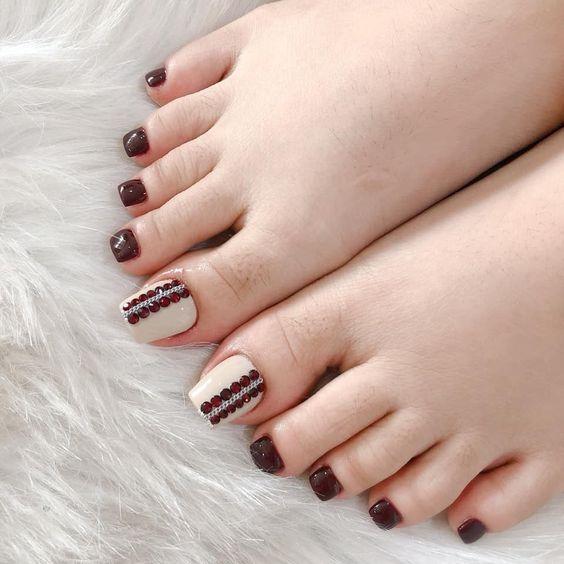 Are you looking for a beautiful nail design to make a difference on your dark skin tone? Visit nail salons now, with modern and creative styles, it will surely make your feet more attractive than ever!
