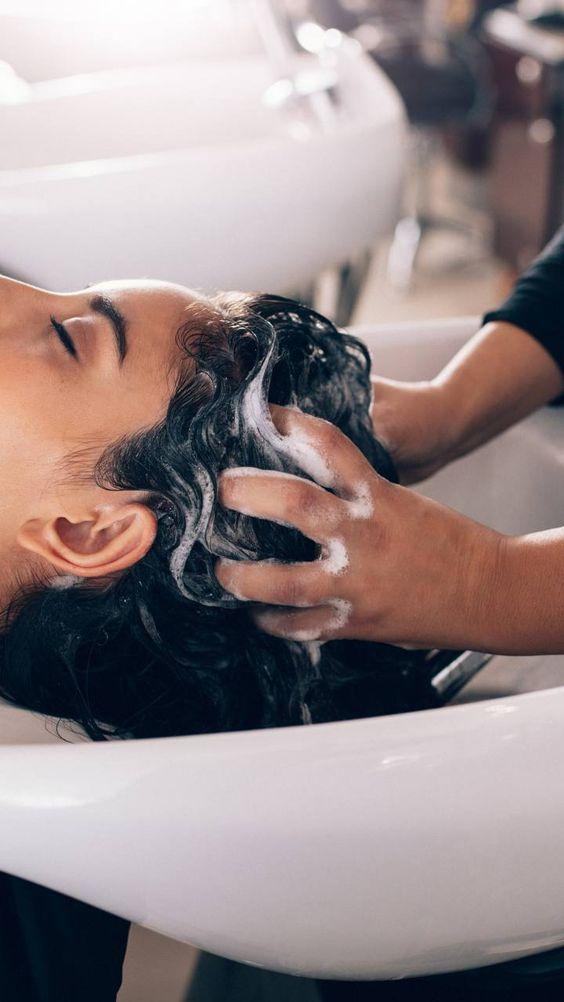 Bạn đang muốn tìm một cách giữ nếp tóc xoăn sóng lơi siêu dễ? Đừng lo lắng vì bị rối tóc bất tiện nữa, hãy truy cập vào hình ảnh này để học cách giữ nếp tóc xoăn sóng lơi siêu dễ chỉ với những bước đơn giản.