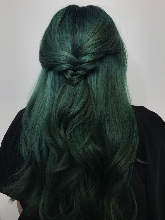 Hãy chiêm ngưỡng nữ hoàng xanh rêu đen khói khi tóc cô nàng được tô điểm bởi sắc màu này. Điều đó thật sự tuyệt vời vì giúp tạo nên nét đột phá trong phong cách.