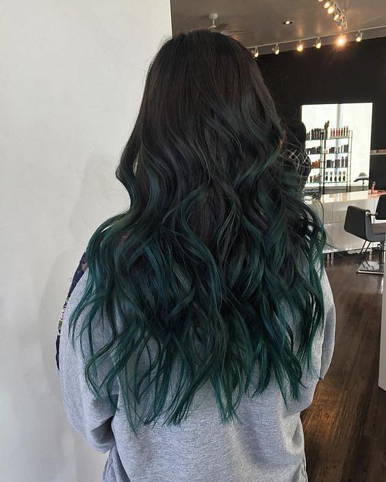 Tóc màu xanh rêu đen là lựa chọn tuyệt vời cho những bạn muốn thể hiện sự cá tính và phong cách của mình. Với sự kết hợp độc đáo giữa màu đen và màu xanh rêu, chỉ cần một bức hình, bạn sẽ cảm nhận ngay được sức hút mạnh mẽ của tóc màu này.