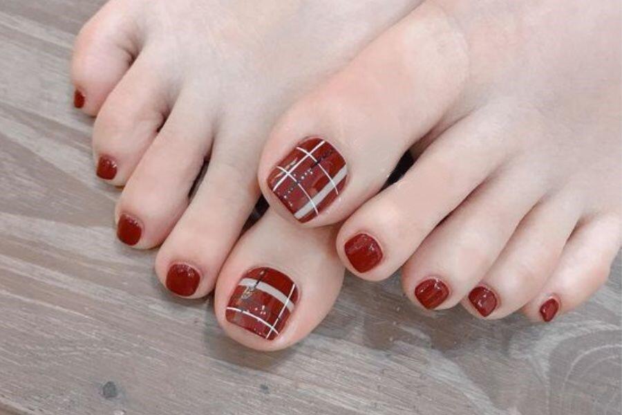 Với bảng màu phong phú và đa dạng, bạn có thể tạo ra những bộ móng chân đẹp lung linh để tự tin khoe với bạn bè.
(Translation: Red wine toenail polish is a hot trend of