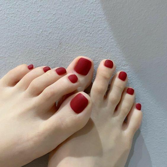 Sự kết hợp tinh tế giữa các sắc màu đỏ chủ đạo sẽ giúp tông da của bạn trở nên sáng hơn. Bất kể màu da của bạn, đôi chân sẽ trông tuyệt vời hơn với sắc đỏ này.