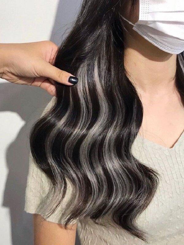 Với màu tóc light bạch kim, bạn sẽ cảm thấy như mình đang tràn đầy năng lượng và sự tươi trẻ. Hãy click vào hình ảnh để khám phá thêm những kiểu tóc tuyệt đẹp nhất cho mùa hè này!